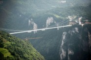 Ķīnā atklāts augstākais un garākais gājēju tilts ar stikla grīdu - 7