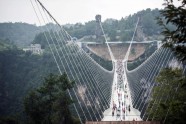 Ķīnā atklāts augstākais un garākais gājēju tilts ar stikla grīdu - 8