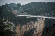 Ķīnā atklāts augstākais un garākais gājēju tilts ar stikla grīdu - 9
