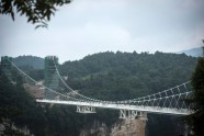 Ķīnā atklāts augstākais un garākais gājēju tilts ar stikla grīdu - 10