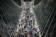 Ķīnā atklāts augstākais un garākais gājēju tilts ar stikla grīdu - 11