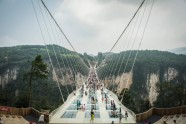 Ķīnā atklāts augstākais un garākais gājēju tilts ar stikla grīdu - 14