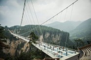 Ķīnā atklāts augstākais un garākais gājēju tilts ar stikla grīdu - 15