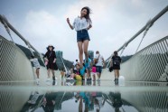 Ķīnā atklāts augstākais un garākais gājēju tilts ar stikla grīdu - 17