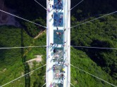 Ķīnā atklāts augstākais un garākais gājēju tilts ar stikla grīdu - 18