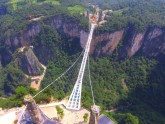 Ķīnā atklāts augstākais un garākais gājēju tilts ar stikla grīdu - 19