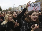 Sievietes Vasršavā protstē pret abortu aizliegumu  - 5