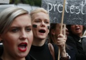 Sievietes Vasršavā protstē pret abortu aizliegumu  - 8