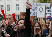 Sievietes Vasršavā protstē pret abortu aizliegumu  - 9