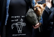 Protests pret abortu aizliegumu pie Polijas vēstniecības Briselē