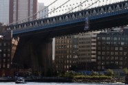 Putina plakāts uz tilta Ņujorkā  - 2