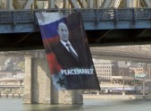 Putina plakāts uz tilta Ņujorkā  - 4