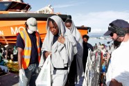 Itālijas krasta apsardzed Vidusjūrā izglābj migrantus - 1