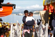 Itālijas krasta apsardzed Vidusjūrā izglābj migrantus - 6