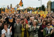 Katalonijā desmitiem tūkstoši cilvēku demonstrācijā pauž atbalstu Katalonijas neatkarības centienu līderiem