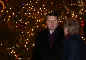 Valsts prezidents iededz Rīgas pils Ziemassvētku egli - 4
