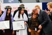 Irākas jezīdu aktīvistes Nadia Murada un Lamija Adži Bašara saņem 2016. gada Saharova balvu - 12