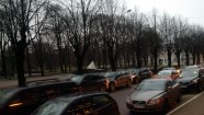 Rīgā saduras trīs BMW X5 automašīnas