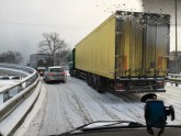 Sniega dēļ sarežģīti uzbraukt Dienvidu tiltā  - 5