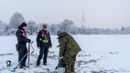 Pašvaldības policija pārbauda kārtību uz ledus - 9