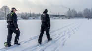 Pašvaldības policija pārbauda kārtību uz ledus - 12