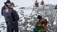 Pašvaldības policija pārbauda kārtību uz ledus - 32