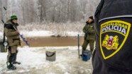 Pašvaldības policija pārbauda kārtību uz ledus - 47