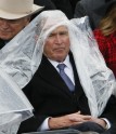 Buša nedienas ar lietusmēteli