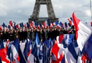 Francijā ielās iziet Fijona atbalstītāji un pretinieki - 1