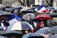 Francijā ielās iziet Fijona atbalstītāji un pretinieki - 7