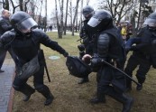 Baltkrievijā policija aiztur cilvēkus - 17