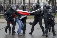Baltkrievijā policija aiztur cilvēkus - 21