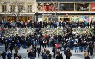 Stokholmas ielās tūkstošiem cilvēku piemin uzbrukumā bojā gājušos - 1