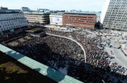 Stokholmas ielās tūkstošiem cilvēku piemin uzbrukumā bojā gājušos - 2
