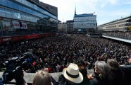Stokholmas ielās tūkstošiem cilvēku piemin uzbrukumā bojā gājušos - 3