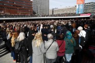 Stokholmas ielās tūkstošiem cilvēku piemin uzbrukumā bojā gājušos - 4