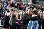 Stokholmas ielās tūkstošiem cilvēku piemin uzbrukumā bojā gājušos - 5