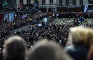 Stokholmas ielās tūkstošiem cilvēku piemin uzbrukumā bojā gājušos - 10