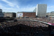 Stokholmas ielās tūkstošiem cilvēku piemin uzbrukumā bojā gājušos - 12