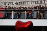 Stokholmas ielās tūkstošiem cilvēku piemin uzbrukumā bojā gājušos - 13