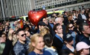 Stokholmas ielās tūkstošiem cilvēku piemin uzbrukumā bojā gājušos - 14