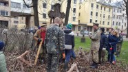 Brīvprātīgie sakopj Rīgas Lielos kapus - 8