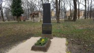 Brīvprātīgie sakopj Rīgas Lielos kapus - 25