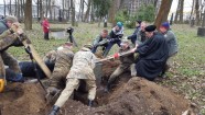 Brīvprātīgie sakopj Rīgas Lielos kapus - 29