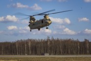 Aviācijas bāzē Lielvārdē ieradās trīs ASV Armijas helikopteri “Chinook” - 9