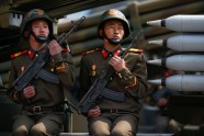 Ziemeļkorejiešu karavīri ar spirālveida aptverēm  - 1