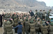 Ziemeļkorejiešu karavīri ar spirālveida aptverēm  - 13