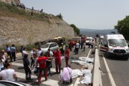 Turcijā no klints nokrīt tūristu autobuss