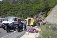 Turcijā no klints nokrīt tūristu autobuss - 2