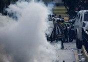 Karakasā protestē pret Maduro - 11